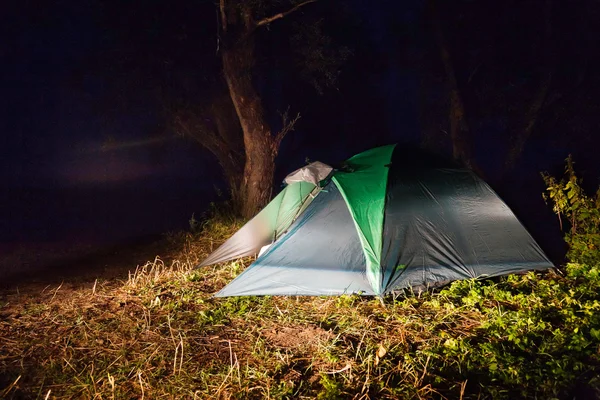 Işıklı çadır kamp içinde geceleri