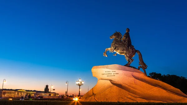 İlk nehir Neva, Saint-Petersburg yakınındaki atlı peter