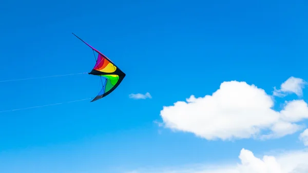 Gelenkter, flügelartiger Drachen am Himmel — Stockfoto