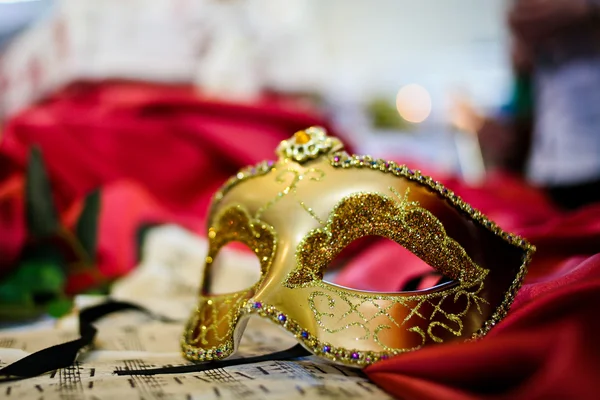 Müzik sayfasında döşeme kadın karnaval maskesi