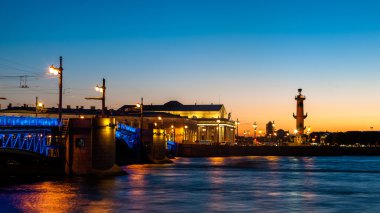 Rostral sütunlarda Vasilievsky Adası ok Saint-Petersbur içinde