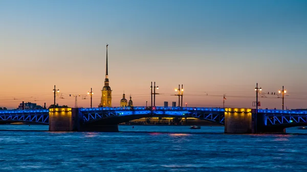 Dvortzovy brücke und festung peter und paul in saint-petersburg — Stockfoto