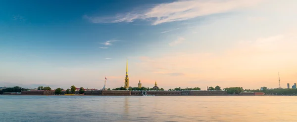 Peter und paul festung in saint-petersburg bei sonnenaufgang — Stockfoto