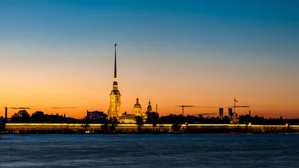 Peter und paul festung in saint-petersburg im dämmerlicht — Stockfoto