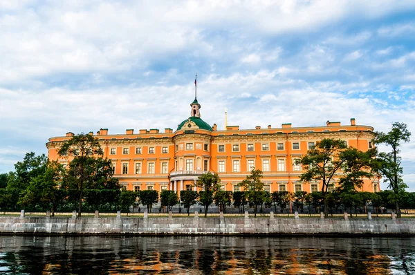 Mikhailovsky castle on the bank of river Fontanka — Stock Photo, Image