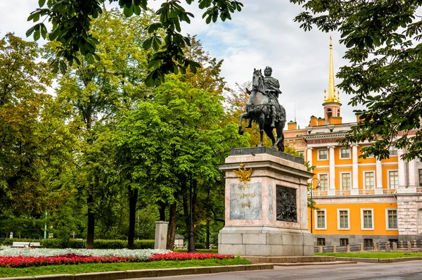 Monumento de Peter o Primeiro perto do castelo de Mikhailovsky de manhã — Fotografia de Stock