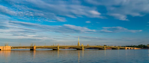 Troitsky köprü ve st Peter ve Paul Katedrali gündoğumu sırasında