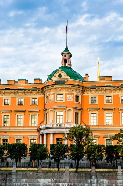 Château Mikhailovsky sur la rive de la rivière Fontanka — Photo