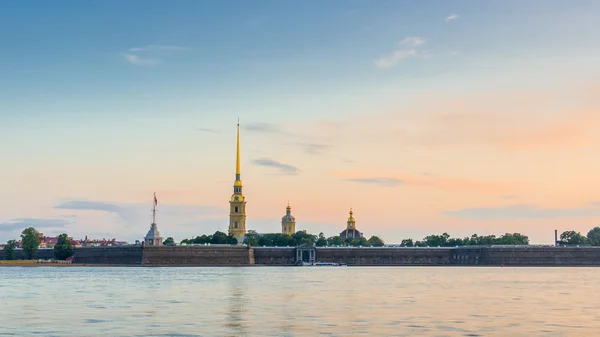 Peter und paul festung in saint-petersburg bei sonnenaufgang — Stockfoto