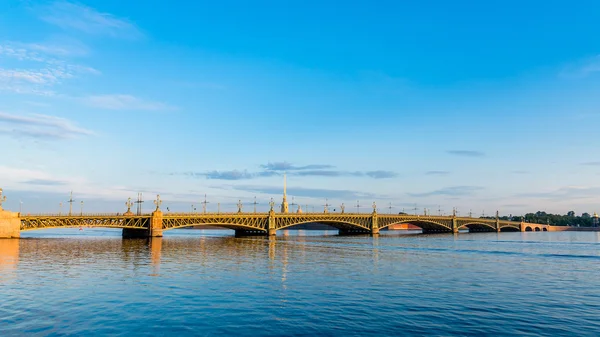 Troitsky-Brücke und Peter- und Paulskathedrale bei Sonnenaufgang — Stockfoto