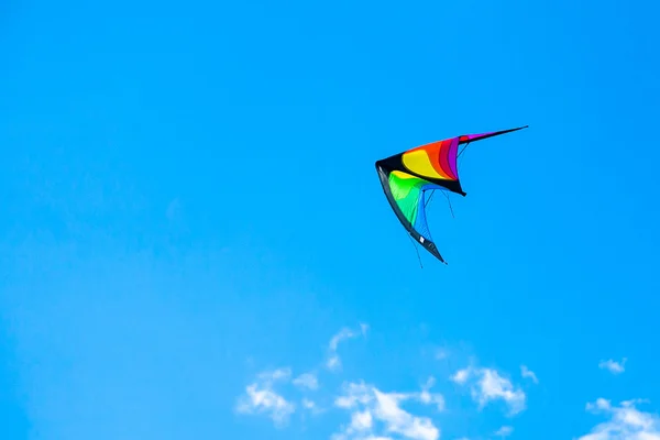 Gökyüzünde uçan kanat gibi uçurtma yönetilen