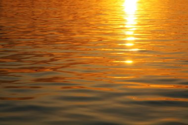 Su üzerinde güneş yolu