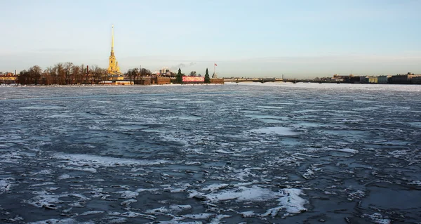 Ijs-gebonden rivier Neva — Stockfoto