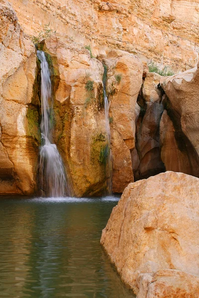 Водопад в скалах — стоковое фото