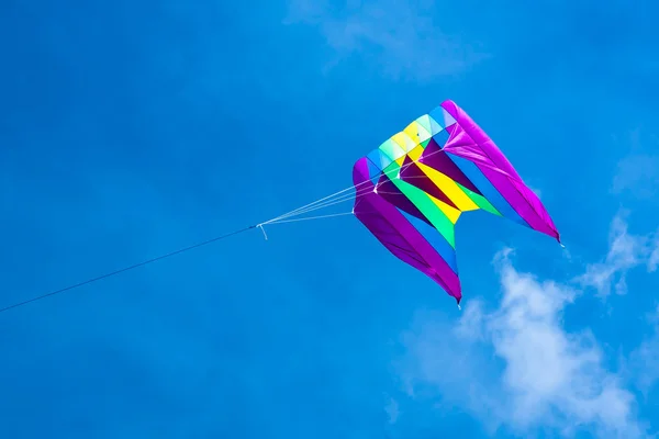 Drachen fliegen am blauen Himmel — Stockfoto
