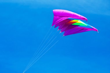 Mavi gökyüzünde uçan uçurtma