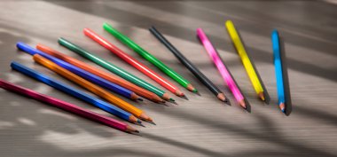 Masada renkli kalemler var.