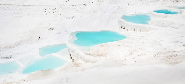 Piscine di travertino blu a Pamukkale — Foto Stock