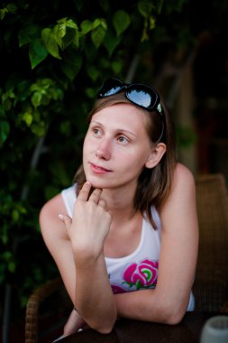 Masada oturan güzel kız