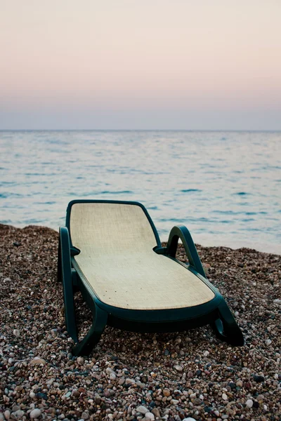 Deniz plajda şezlong