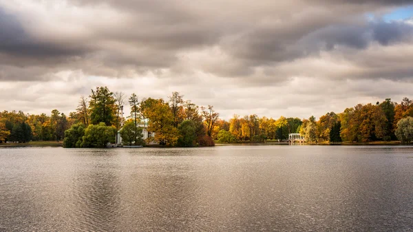 Sonbahar parkında catherine büyük göl