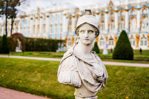 Bellum ve catherine Sarayı heykeli