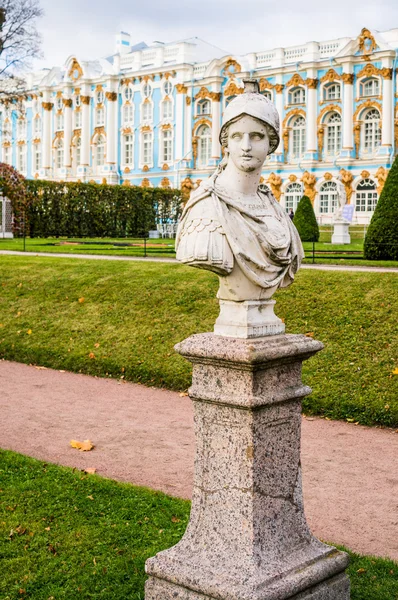 Statue of Bellum and catherine palace behind — Stock Photo, Image