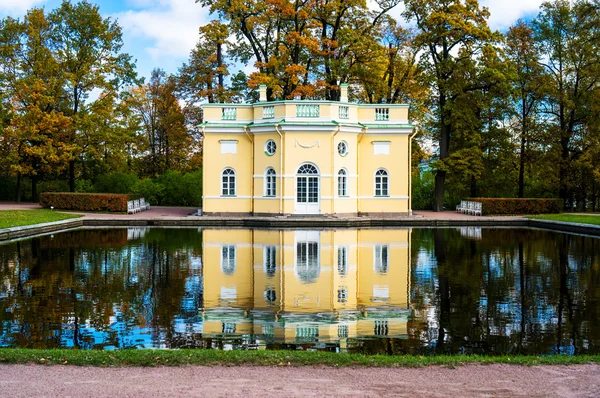 Верхний и желтый дом в Екатерининском парке осенью — стоковое фото