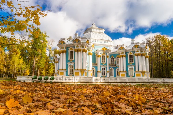 Эрмитаж в парке Екатерины осенью — стоковое фото