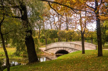 Sonbahar catherine Park kemer köprü ve balık kanal