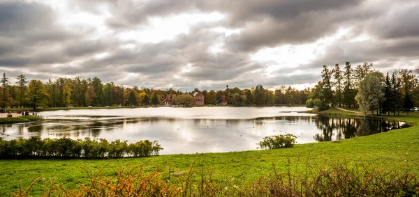 秋のキャサリン公園にある大きな湖 — ストック写真