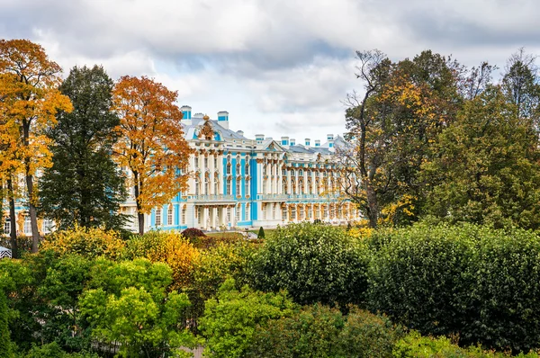 Екатерининский дворец осенью — стоковое фото