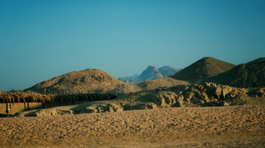 Günbatımı dağlarında çölde bedevi Köyü