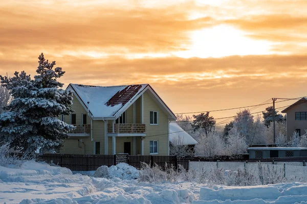 Besneeuwde/b & b in het bos op zonnige dag — Stockfoto