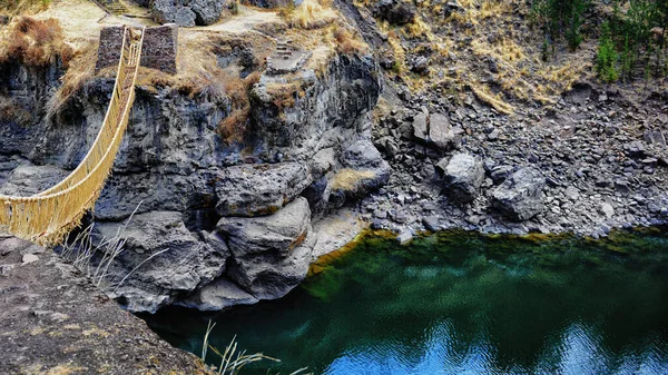 Q 'eswachaka Köprüsü son İnka köprüsü. Peru.