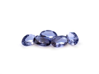 Beyaz arka planda Iolite değerli taş oval