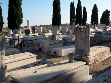 Güney Bölgesi, İsrail - 7 Haziran 2021: Küçük bir köydeki Yahudi mezarlığı.