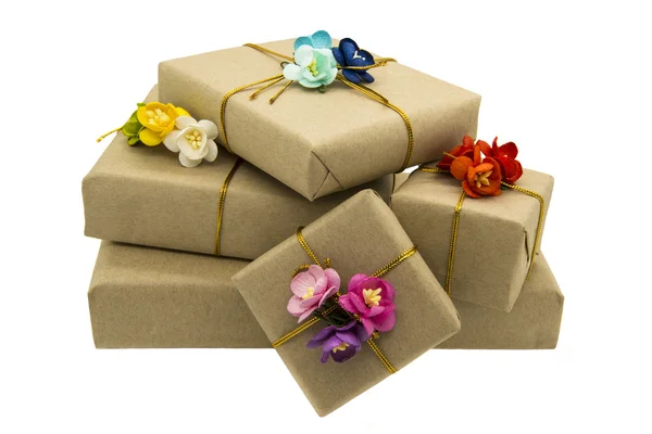 Holiday gåvor dekorerade med papper blommor — Stockfoto