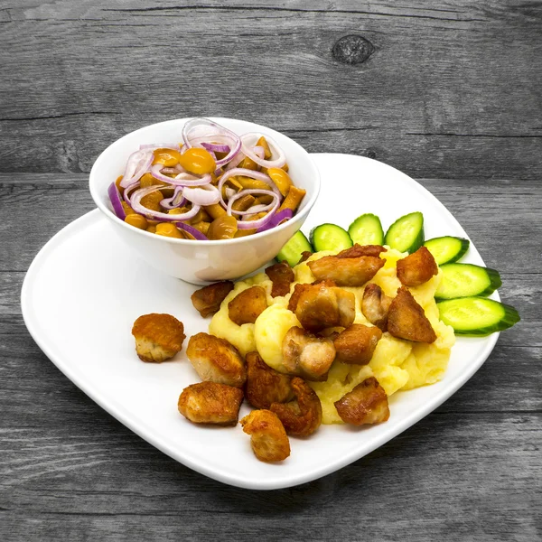 Kartoffelbrei mit Hühnchen und Champignons — Stockfoto