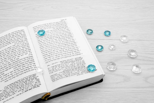 Tevrat kitap ve değerli taşlar