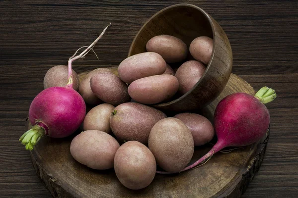 Batatas e rabanetes — Fotografia de Stock