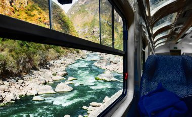 Nehir tren penceresinden bakış