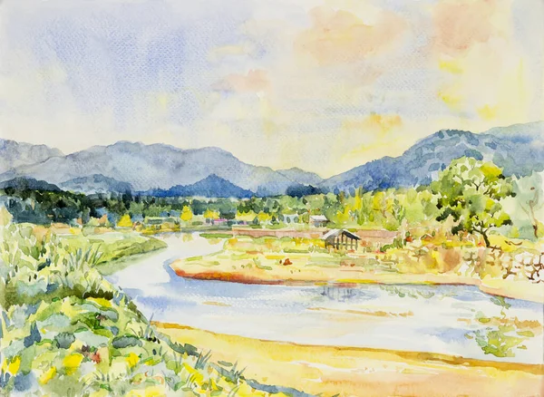 美しい自然の春の季節に 鹿や山の森の空の背景と水の風景画野生の