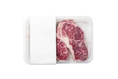 Çiğ Striploin mermer bifteği vakumlanmış beyaz, logo modeli üzerine izole edilmiş.