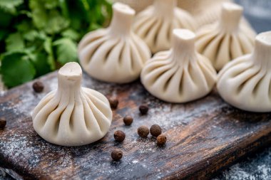 Tahtada çiğ baozi köftesi.