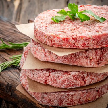 Tahtada organik çiğ et ya da sığır pirzolası.