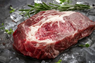 Biberiyeli, buzlu, çiğ biftek.