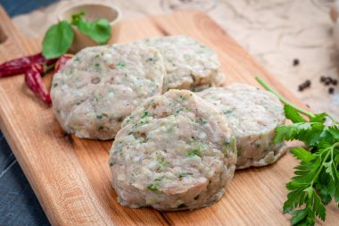 Ahşap bir tahtanın üzerinde baharatlı ve baharatlı ev yapımı et pirzolası.