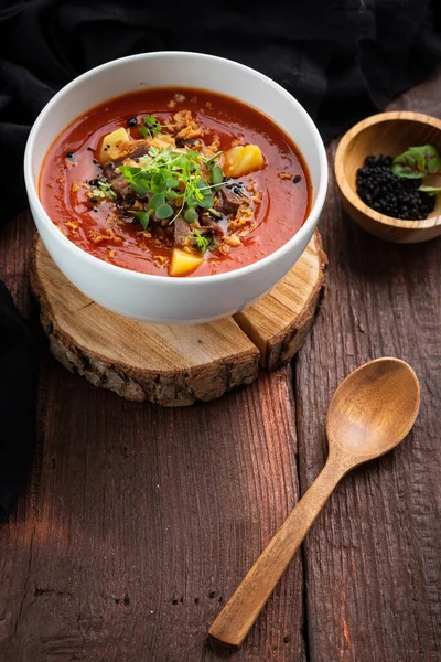 Sopa Creme Tomate Com Peito Fumado Batatas Uma Tigela Branca — Fotografia de Stock