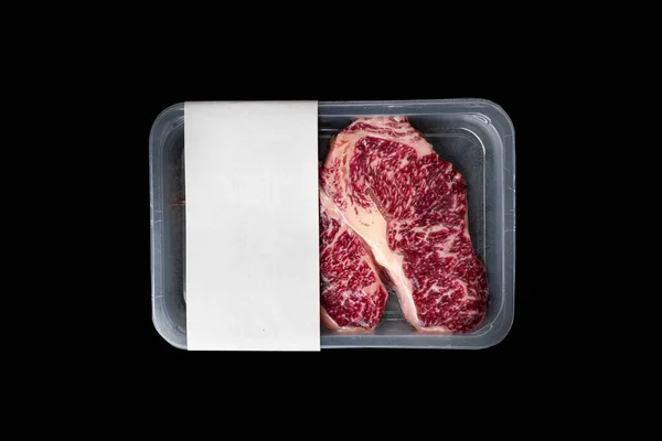 Çiğ Striploin mermer bifteği vakumlanmış siyah, logo modeli üzerine izole edilmiş.